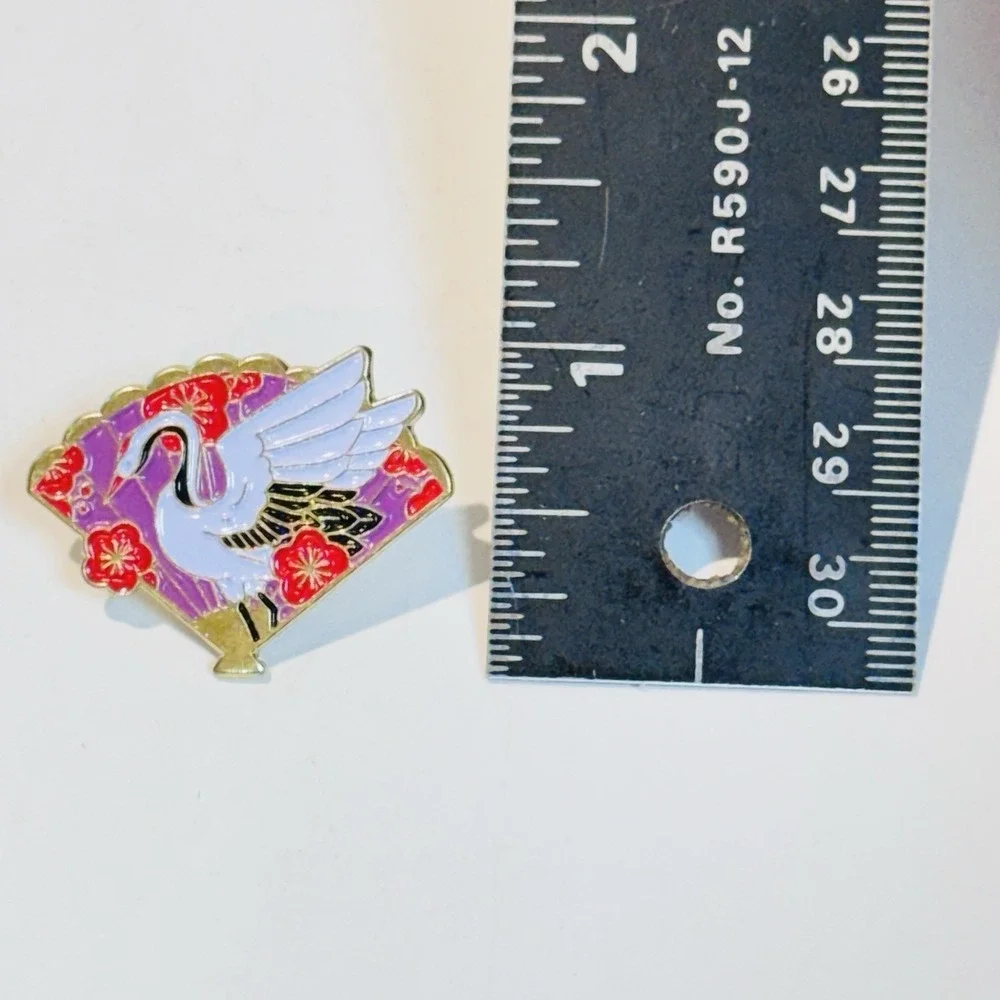 Vintage Oriental Enamel Pinback Lapel Button Pin‎ Fan Crane Gold Tone